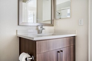 Hair dryer, towels - Sleek Sunnyvale 1BR w/ Pool, W/D, Gym, near 101 & 237, by Blueground (Sunnyvale)