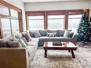 Smart TV, fireplace, books, stereo - Luxurious TRUE ski in/out chalet in Happy Valley with gorgeous views! (Beaverdell)