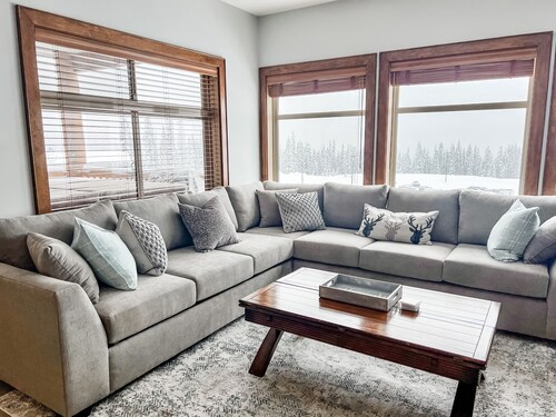 Luxurious TRUE ski in/out chalet in Happy Valley with gorgeous views!