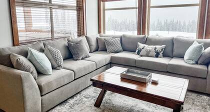 Luxurious TRUE ski in/out chalet in Happy Valley with gorgeous views!