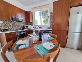 Villa estándar | Cocina privada | Frigorífico, microondas, horno y placa de cocina