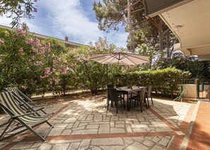 Outdoor dining - Gabbiano 3 in Marina di Campo, apartment in a residential area, convenient to all services and close (Marina di Campo)