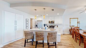 Refrigerador, microondas, horno y parrilla de estufa