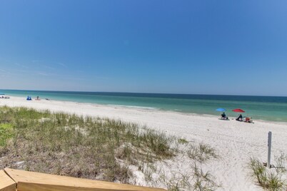 Renovated oceanfront condo with lanai, pool, hot tub & view - snowbird-friendly