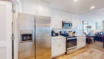 Refrigerador, microondas, horno y parrilla de estufa