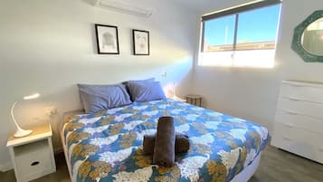 1 bedroom, desk, WiFi