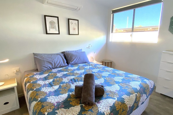 1 bedroom, desk, WiFi