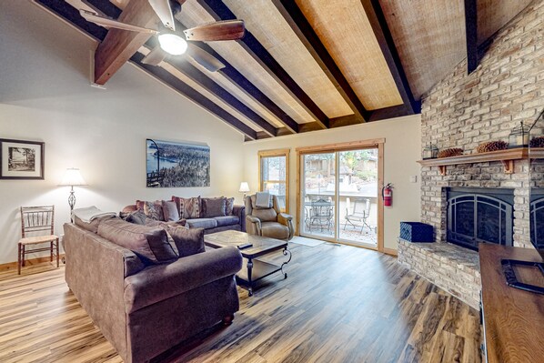 Fernseher, Kamin, Stereoanlage