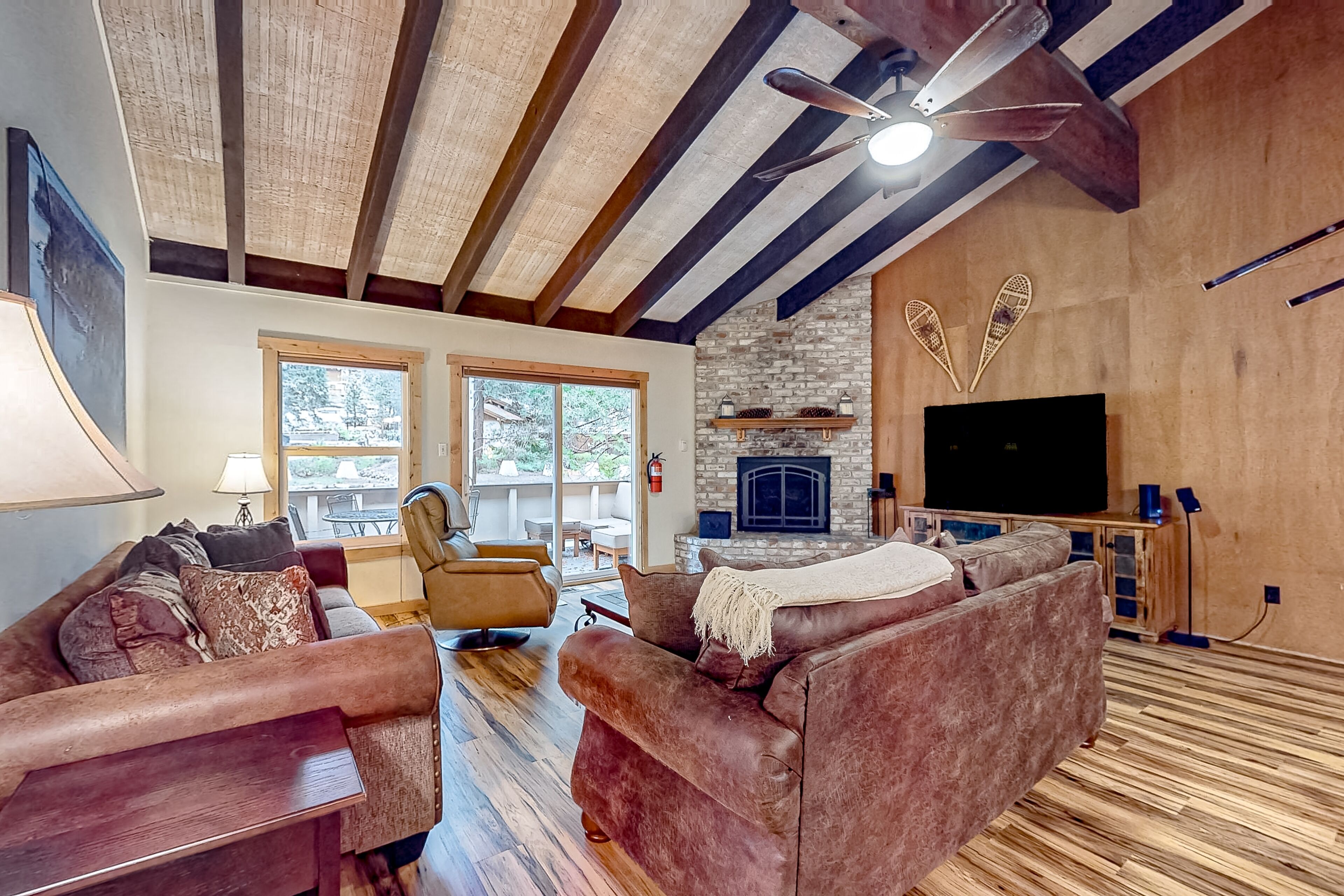 Comfy condo with pools, fireplace, sauna & tennis - near hiking & waterfalls