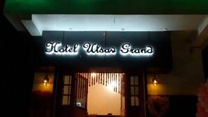Entrada de un hotel con un cartel que dice 'Hotel Ulas Grand'.