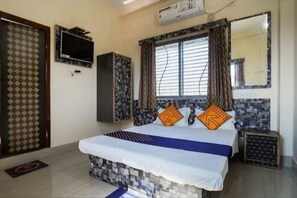 Deluxe Double Room | In-room safe, individually furnished, desk, laptop workspace