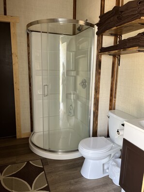 Shower, hair dryer, towels, toilet paper - Payne Lake Wilderness Huts - Moose Tracks (Mountin View)