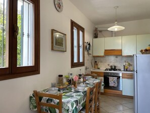 Réfrigérateur, four à micro-ondes, un four, vaisselle et ustensiles