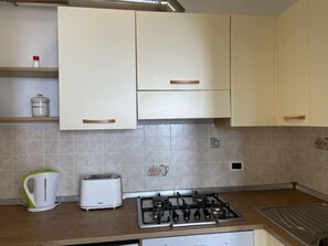 Réfrigérateur, four, lave-vaisselle, grille-pain