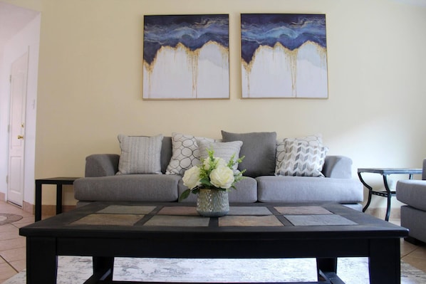 Smart TV - Spacious Escape, 1KB, 2QB, Wifi - Private Yard (Albuquerque)