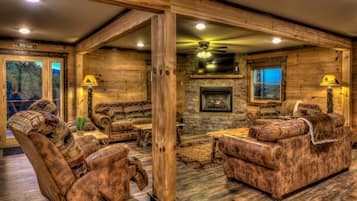 House, 4 Bedrooms | Living room | 42-inch Smart TV with cable channels, TV