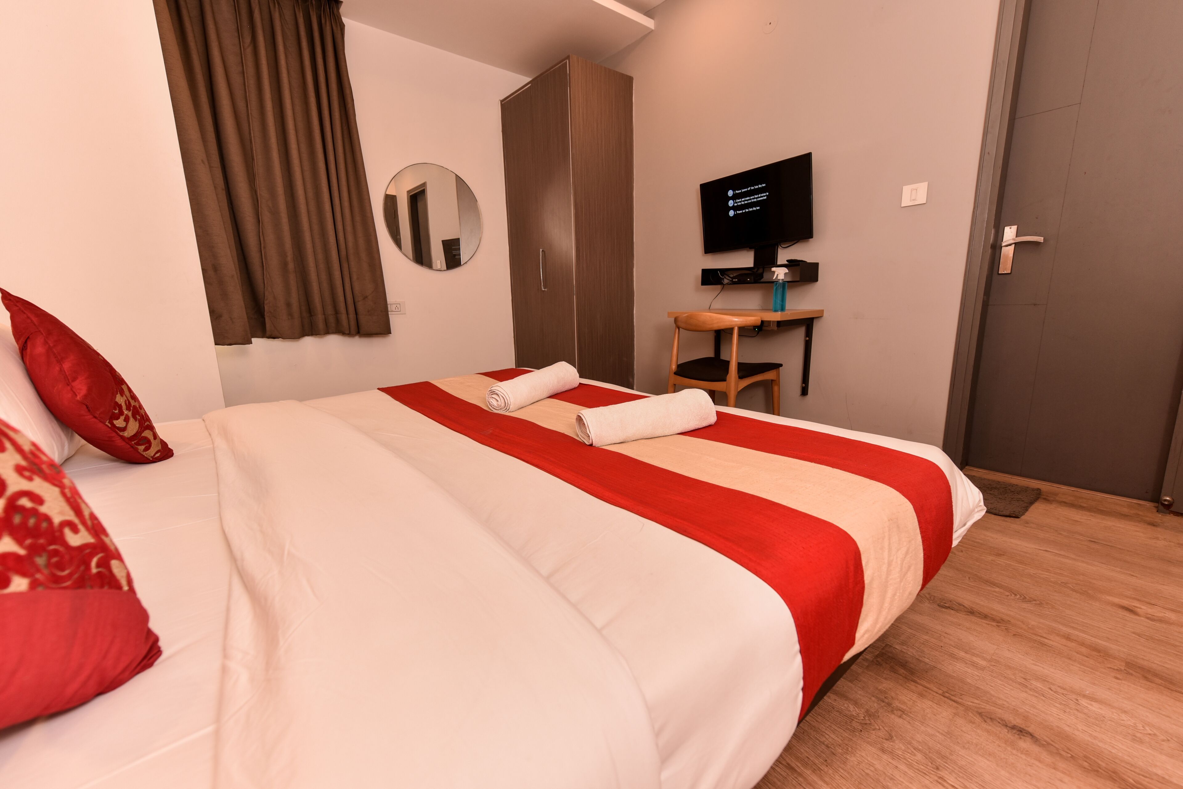 Deluxe Room | Egyptian cotton sheets, premium bedding, Select Comfort beds, desk