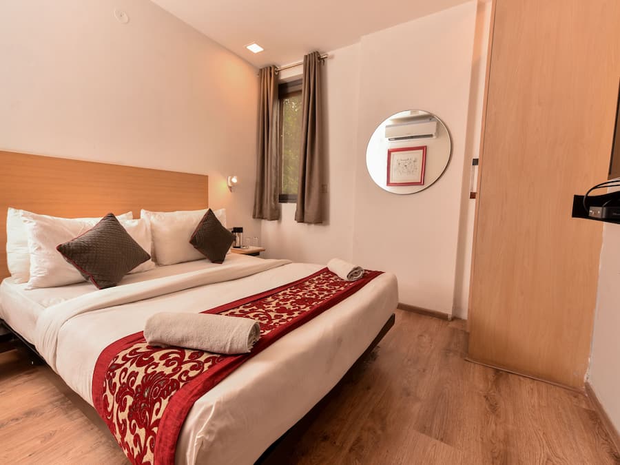 Deluxe Room | Egyptian cotton sheets, premium bedding, Select Comfort beds, desk