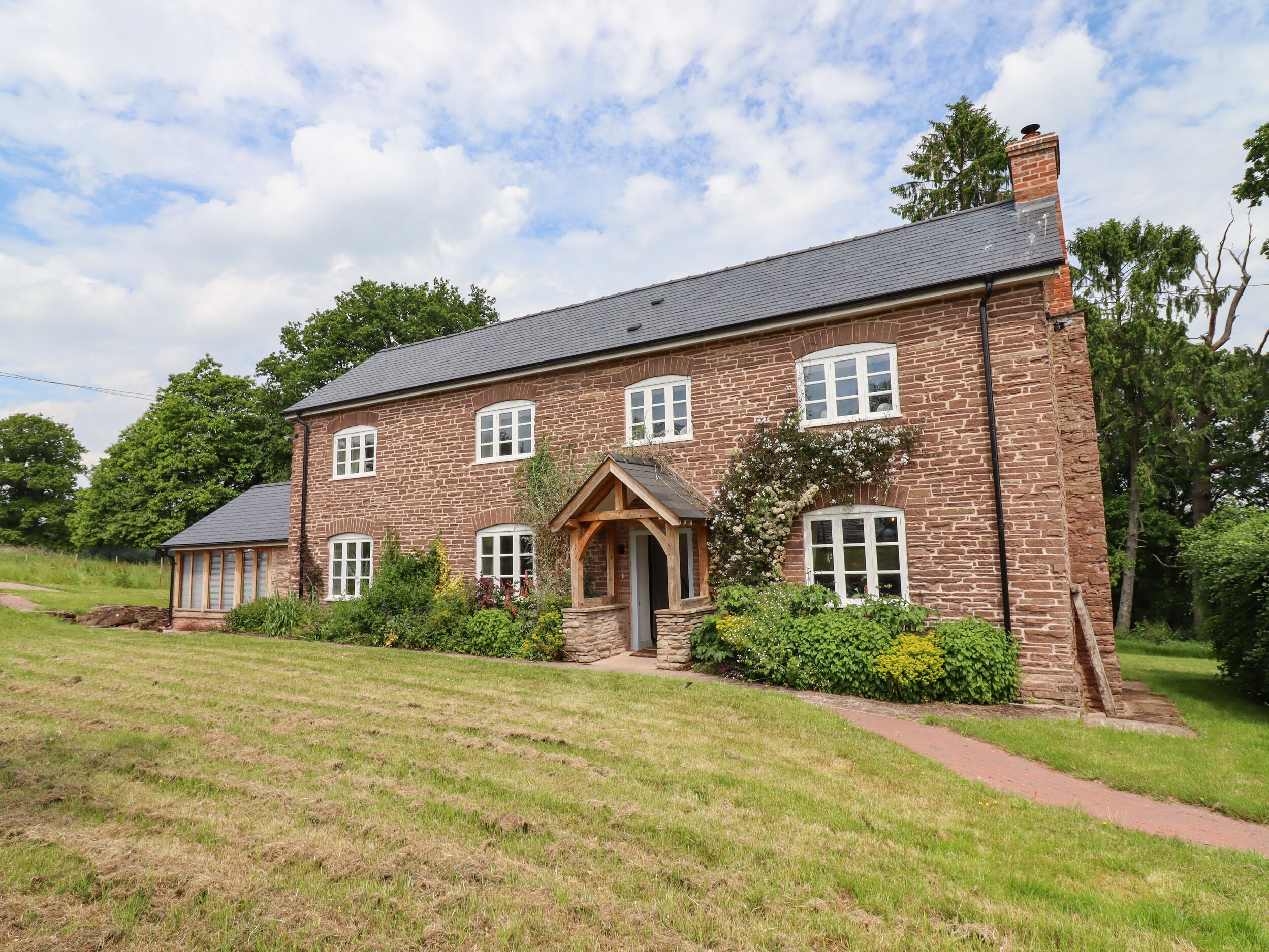 HENHOUSE FARM, pet friendly, luxury holiday cottage in Bodenham