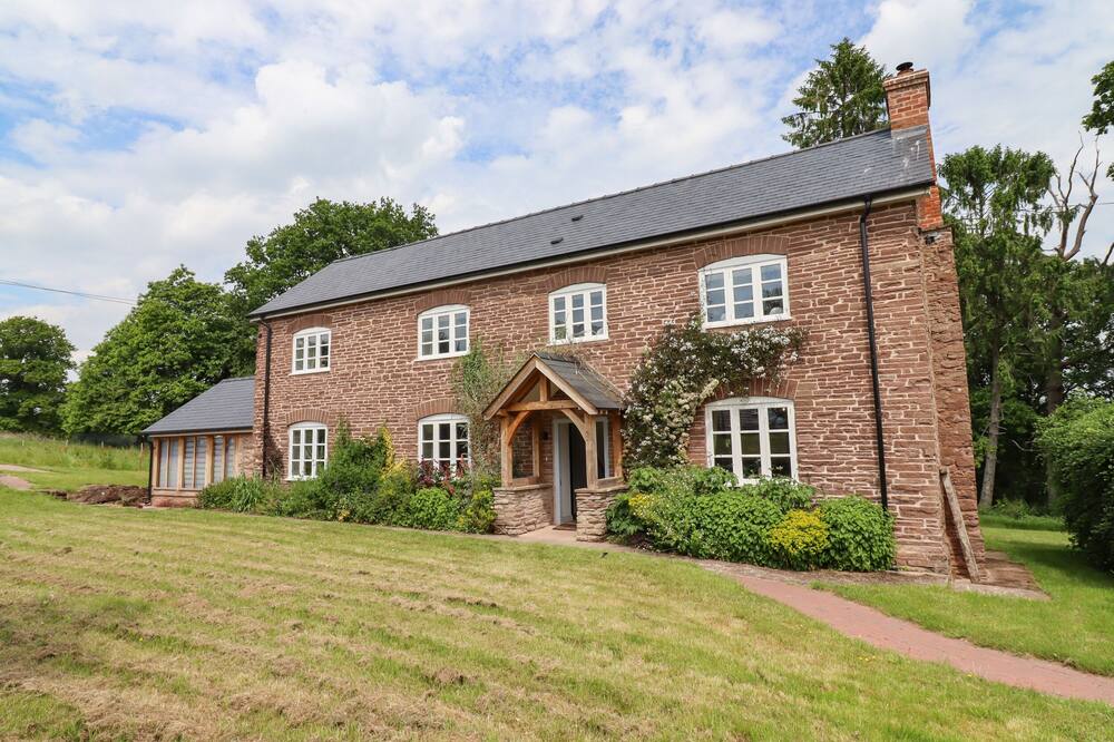 HENHOUSE FARM, pet friendly, luxury holiday cottage in Bodenham