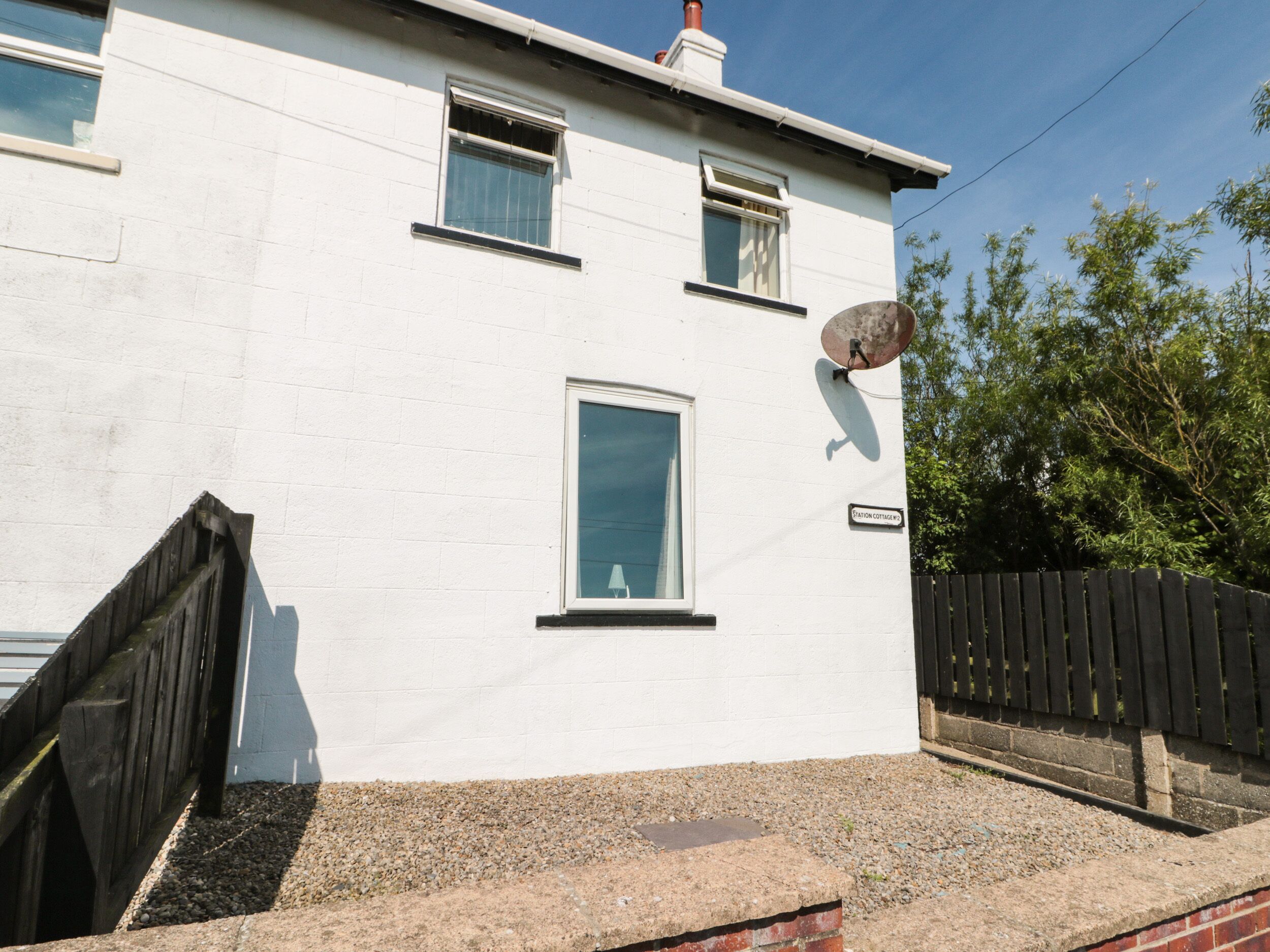 2 STATION COTTAGES, pet friendly, with open fire in Primrose Valley