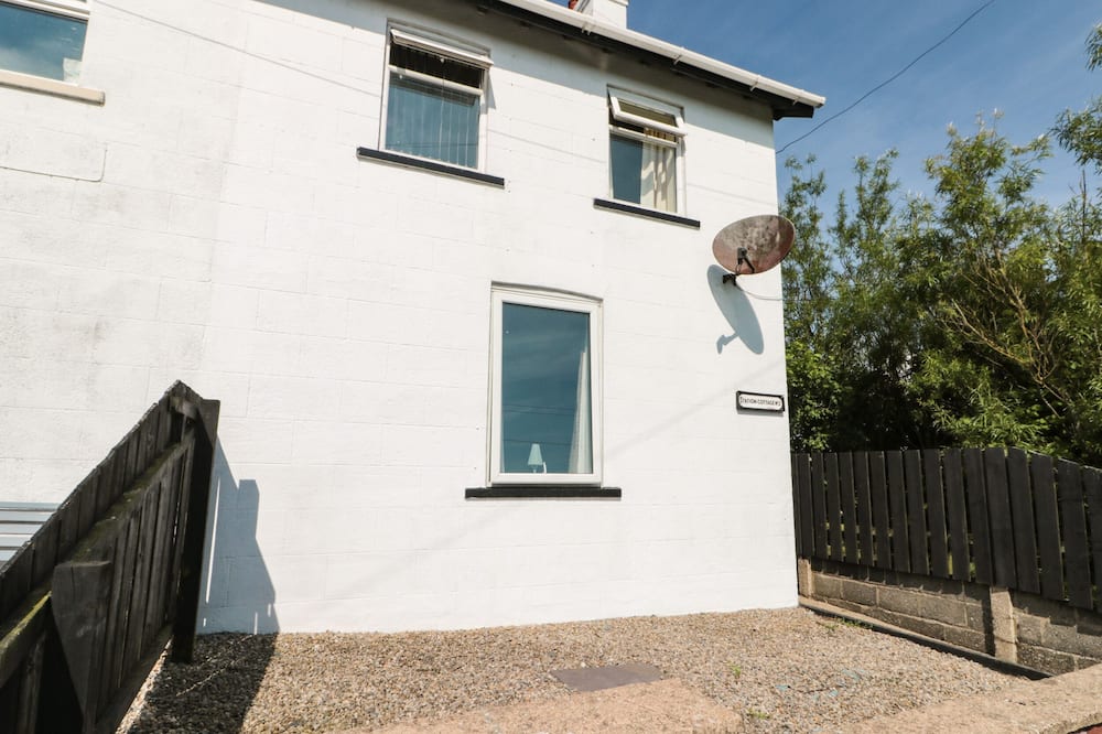 2 STATION COTTAGES, pet friendly, with open fire in Primrose Valley