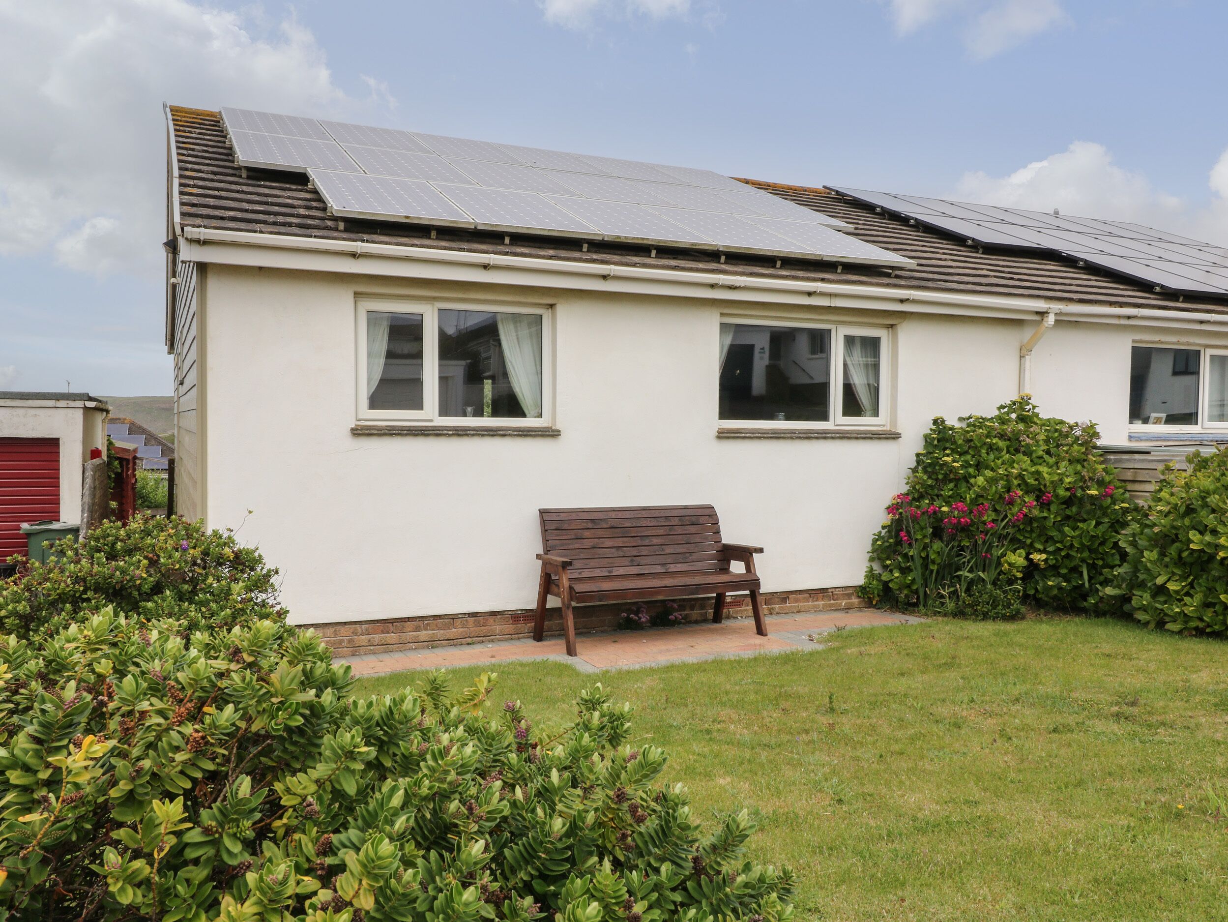 7 ATLANTIC CLOSE, pet friendly, with a garden in Widemouth Bay