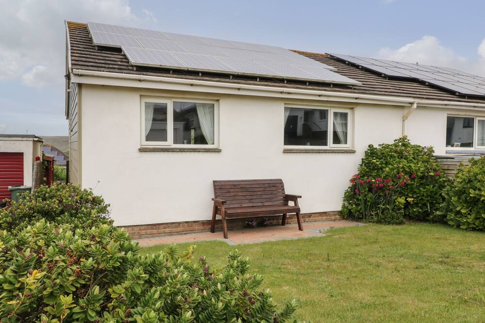 7 ATLANTIC CLOSE, pet friendly, with a garden in Widemouth Bay