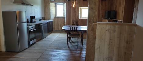 Kylskåp, mikrovågsugn, ugn och spishäll