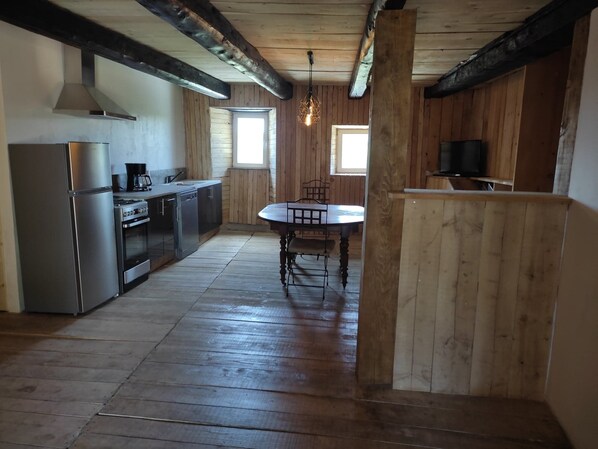 Frigorífico, microondas, horno y placa de cocina