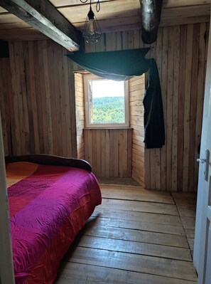 2 dormitorios, tabla de planchar con plancha, cuna de viaje