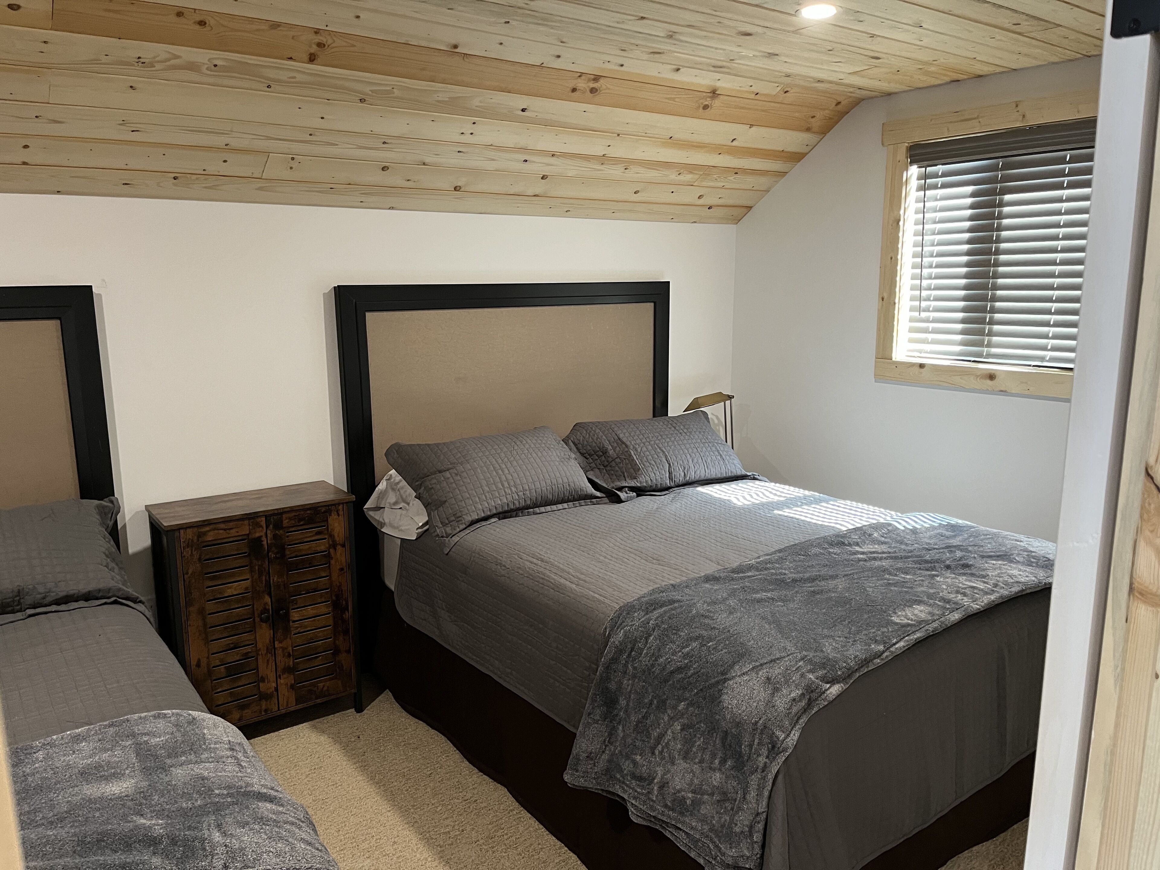 2 bedrooms, travel crib, free WiFi, bed sheets