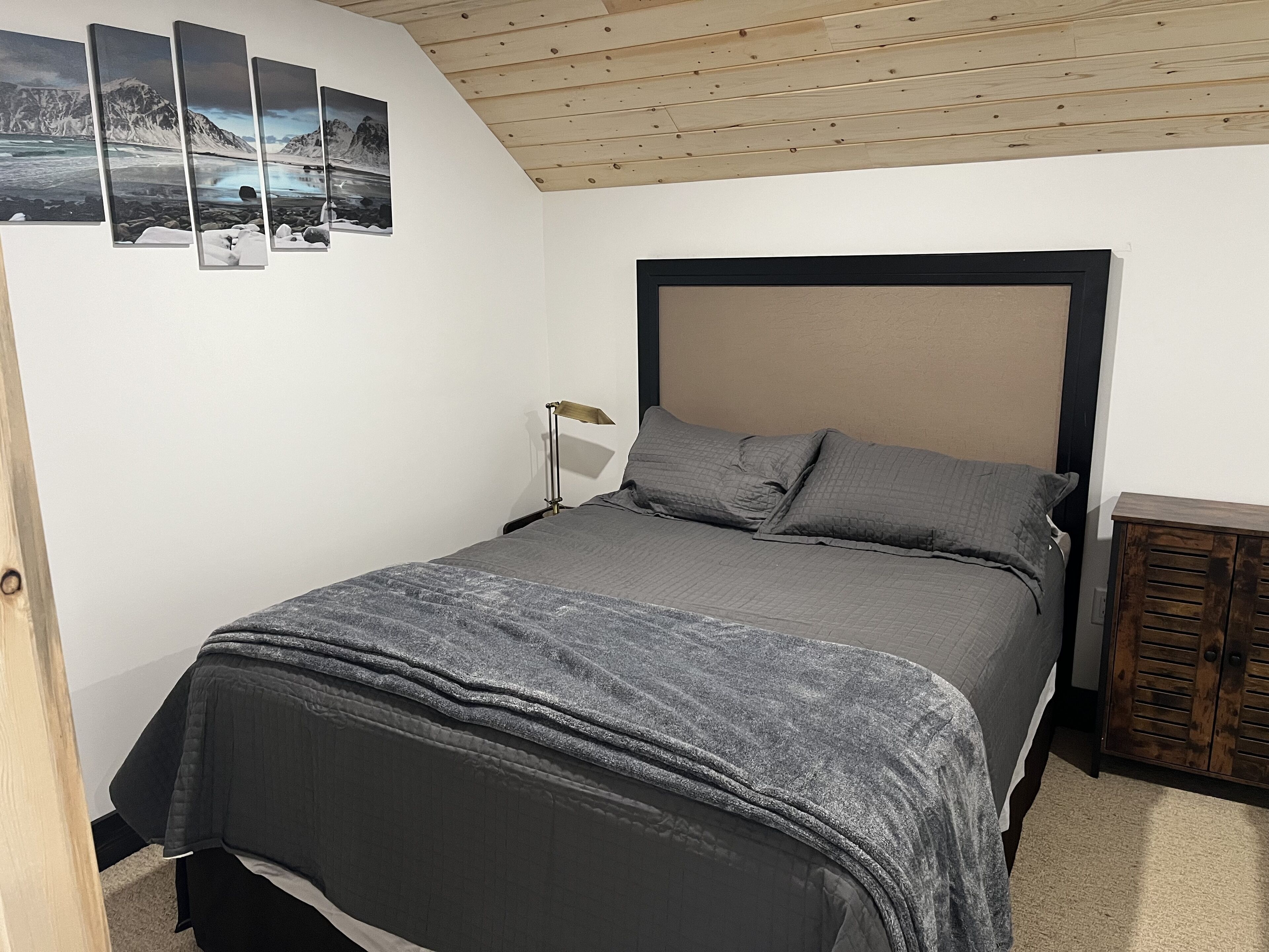 2 bedrooms, travel crib, free WiFi, bed sheets