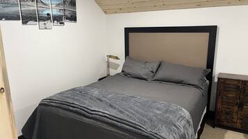 2 bedrooms, travel crib, free WiFi, bed sheets