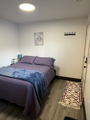 1 bedroom, travel crib, free WiFi, bed sheets - Payne Lake Wilderness Huts - Hotel Unit (Mountin View)