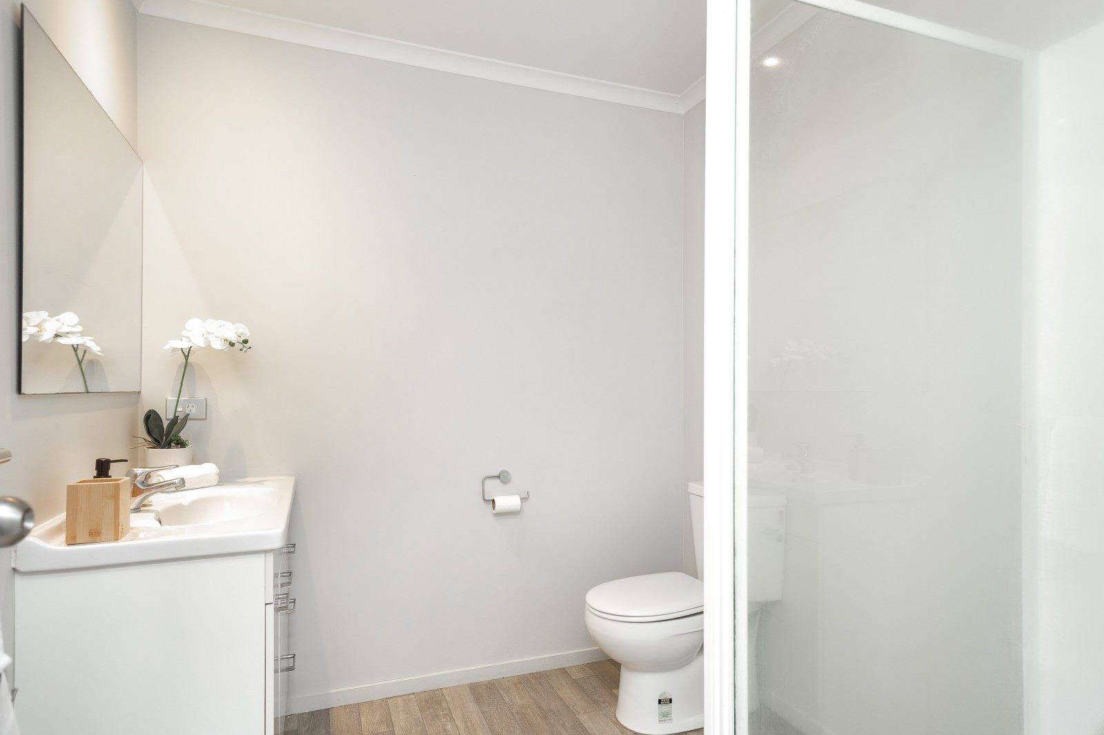 Duschwanne, kostenlose Toilettenartikel, Handtücher, Toilettenpapier