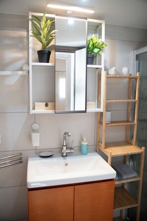 Shower, hair dryer, bathrobes, towels - Teacher's Apartment at Matala (Matala)