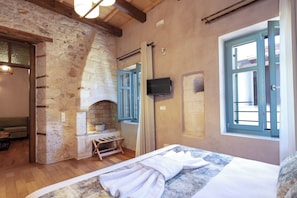 3 chambres, bureau, fer et planche Ă repasser, lit parapluie