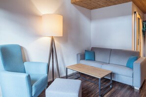 Suite Deluks, balkon | Area keluarga | TV