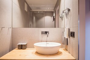 Classic-Doppelzimmer | Badezimmer | Dusche, Regendusche, kostenlose Toilettenartikel, Haartrockner