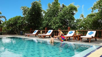 Hồ bơi ngoài trời