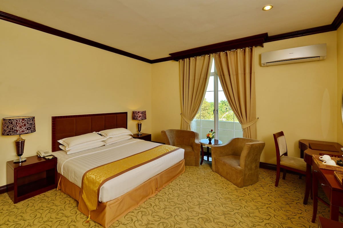 Minibar, in-room safe, desk, iron/ironing board