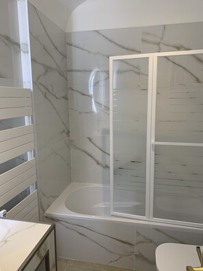 Baignoire, sèche-cheveux, bidet, serviettes fournies