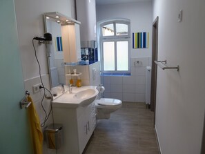 Dusche, Haartrockner, Handtücher, Seife