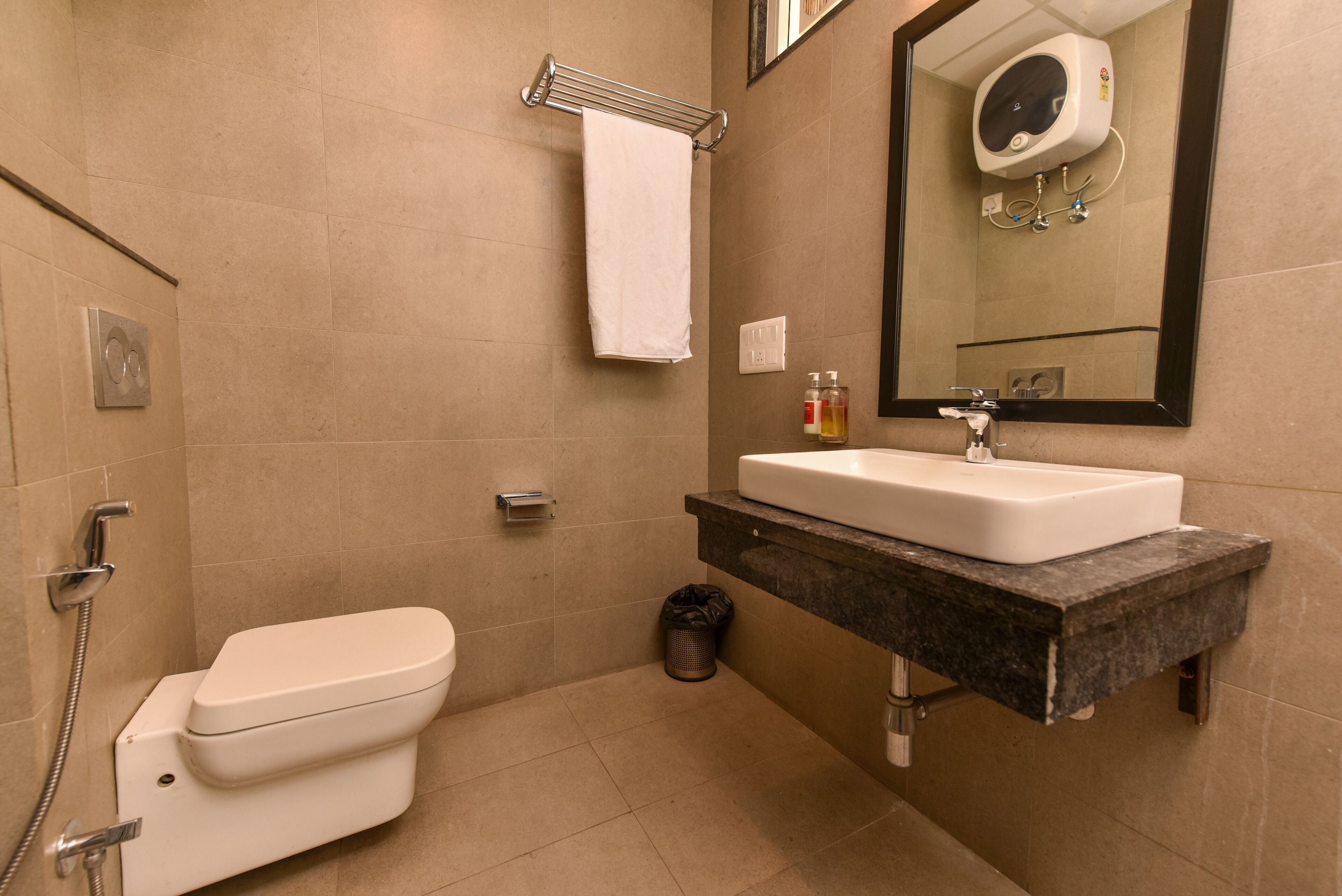 Shower, rainfall showerhead, free toiletries, towels