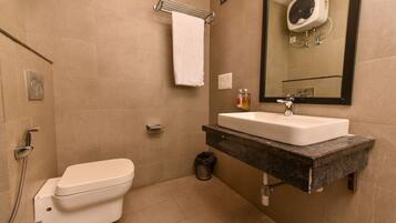 Shower, rainfall showerhead, free toiletries, towels