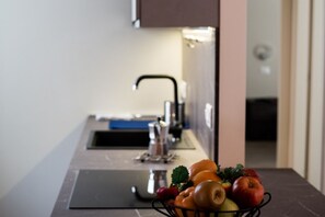 Réfrigérateur, four à micro-ondes, un four, surface de cuisson