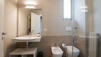 Dusche, Haartrockner, Bidet, Handtücher