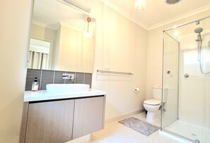 Deluxe Double Room, 1 Queen Bed, Private Bathroom, Garden View | Bathroom - Melbourne Airport Homestay (Westmeadows)