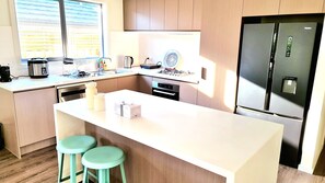 Quarto casal luxo, 1 cama Queen, banheiro privativo, vista para o jardim | Cozinha privada | Geladeira grande, micro-ondas, fogão, cooktop